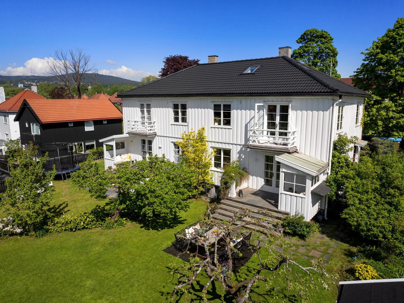 Huset ble malt opp i 2023/2024, og det ble samtidig renset og impregnert takstein, samt restaurert flere vinduer. Galleribilde