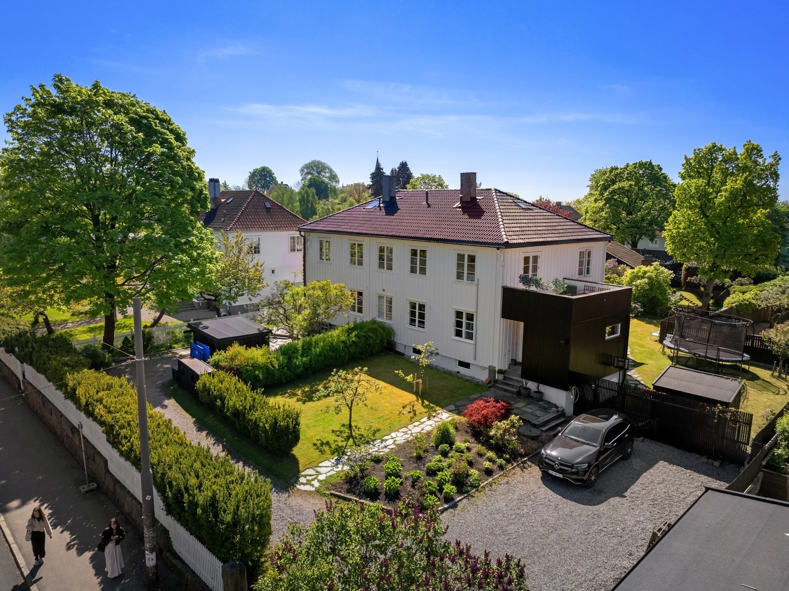 Eiendommen deler tinglyst innkjørsel med nabo via singlet vei. Galleribilde