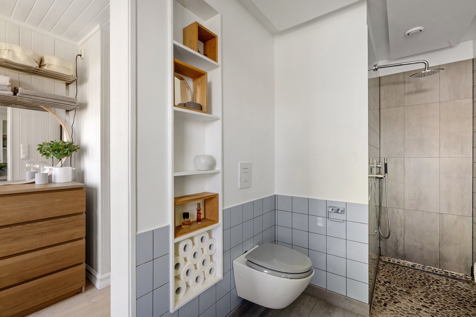 Inngangen til badet skjer via frostede skyvedører i glass. Opplegg for vaskemaskin og tørketrommel finnes i teknisk rom i kjelleren. Galleribilde