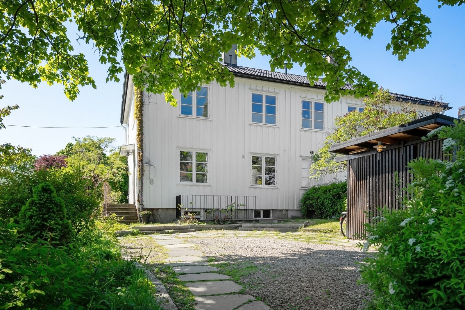 Egen gårdsplass rammet inn av skiferheller og granittrapp mot inngangspartiet, god plass til parkering. Galleribilde