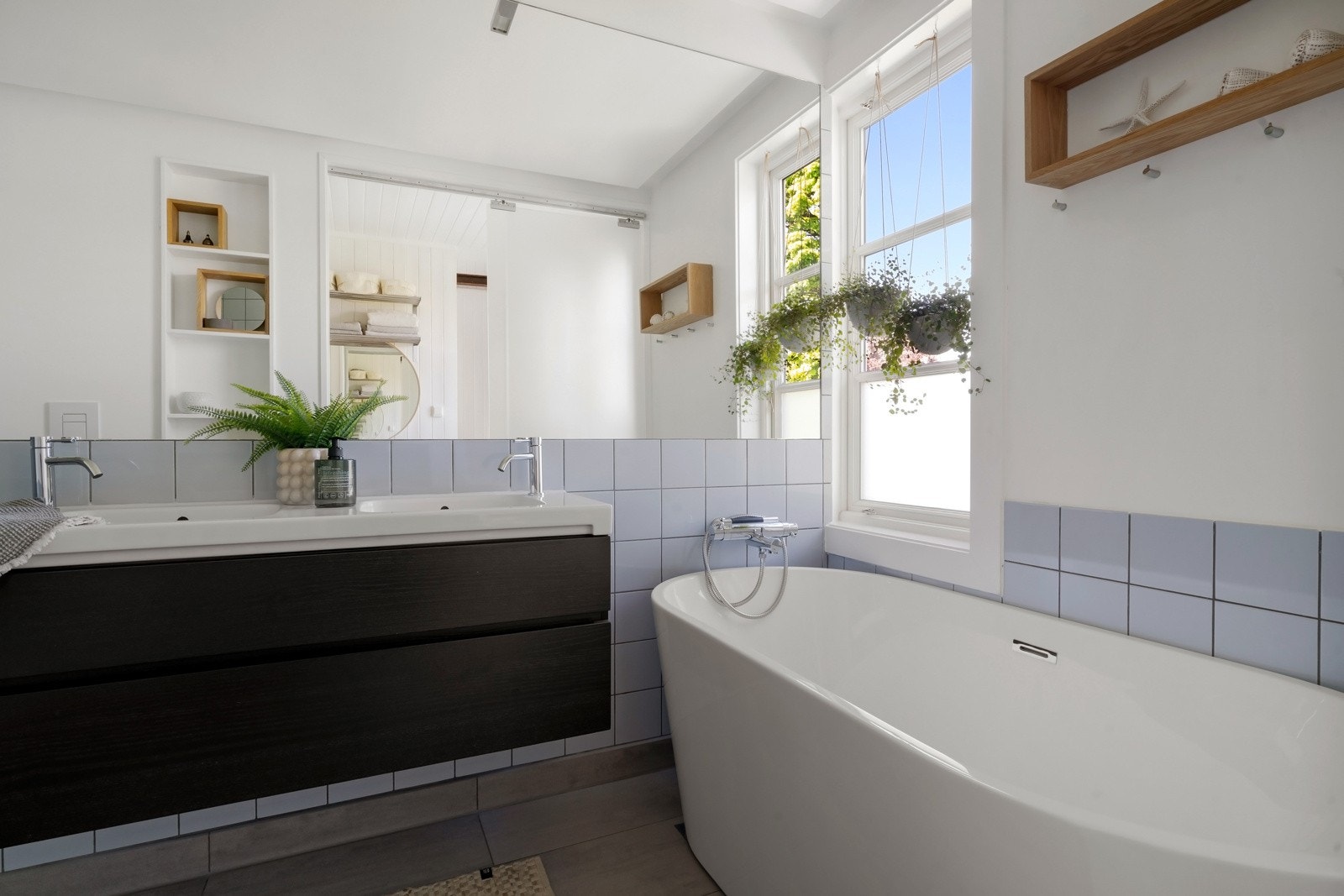 Her er det både en dusjnisje og et frittstående badekar til glede for store og små. Galleribilde