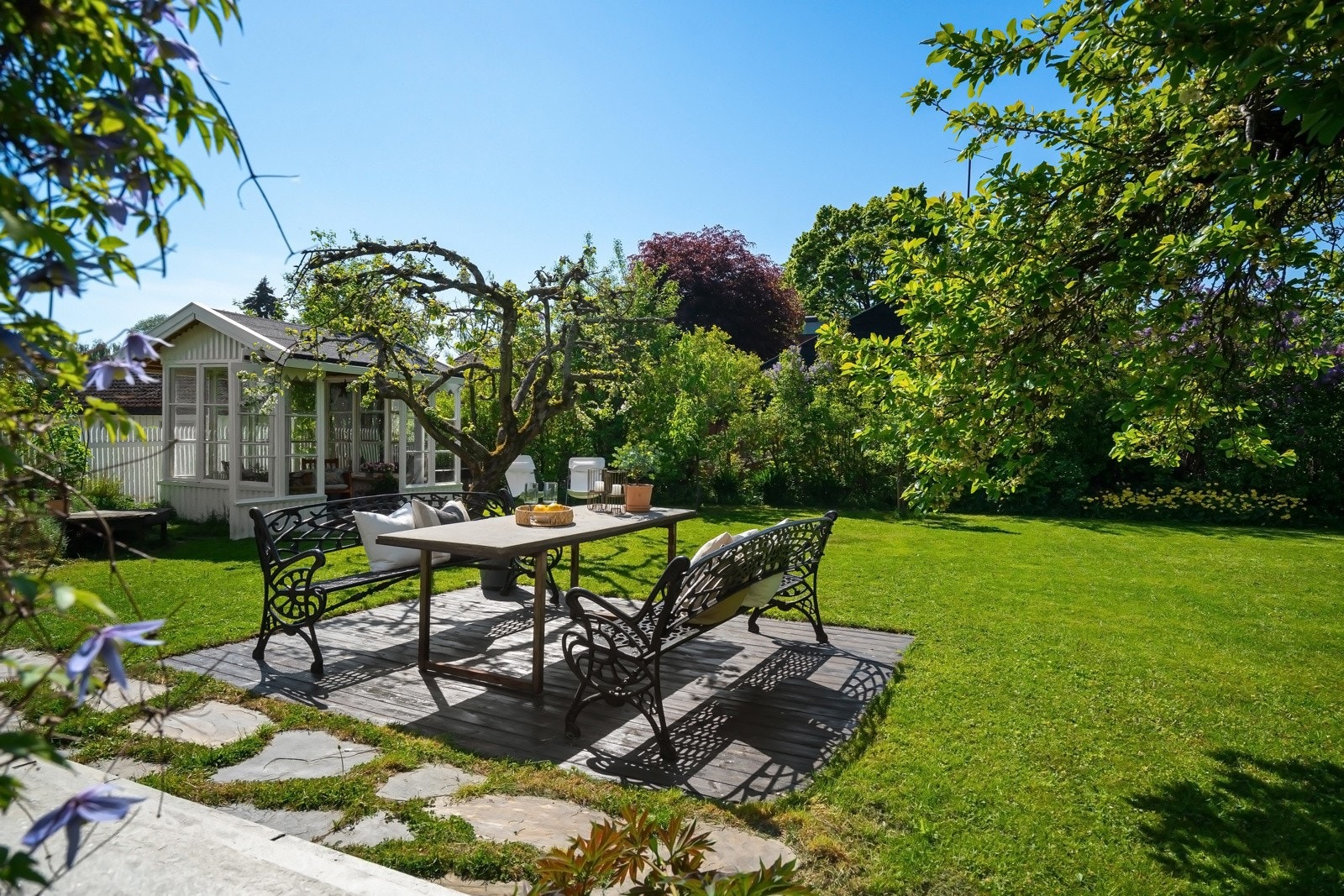 På dagtid er uteplassen et eldorado for familien, og tomten byr på ypperlige solforhold - fra morgen til kveld. Galleribilde