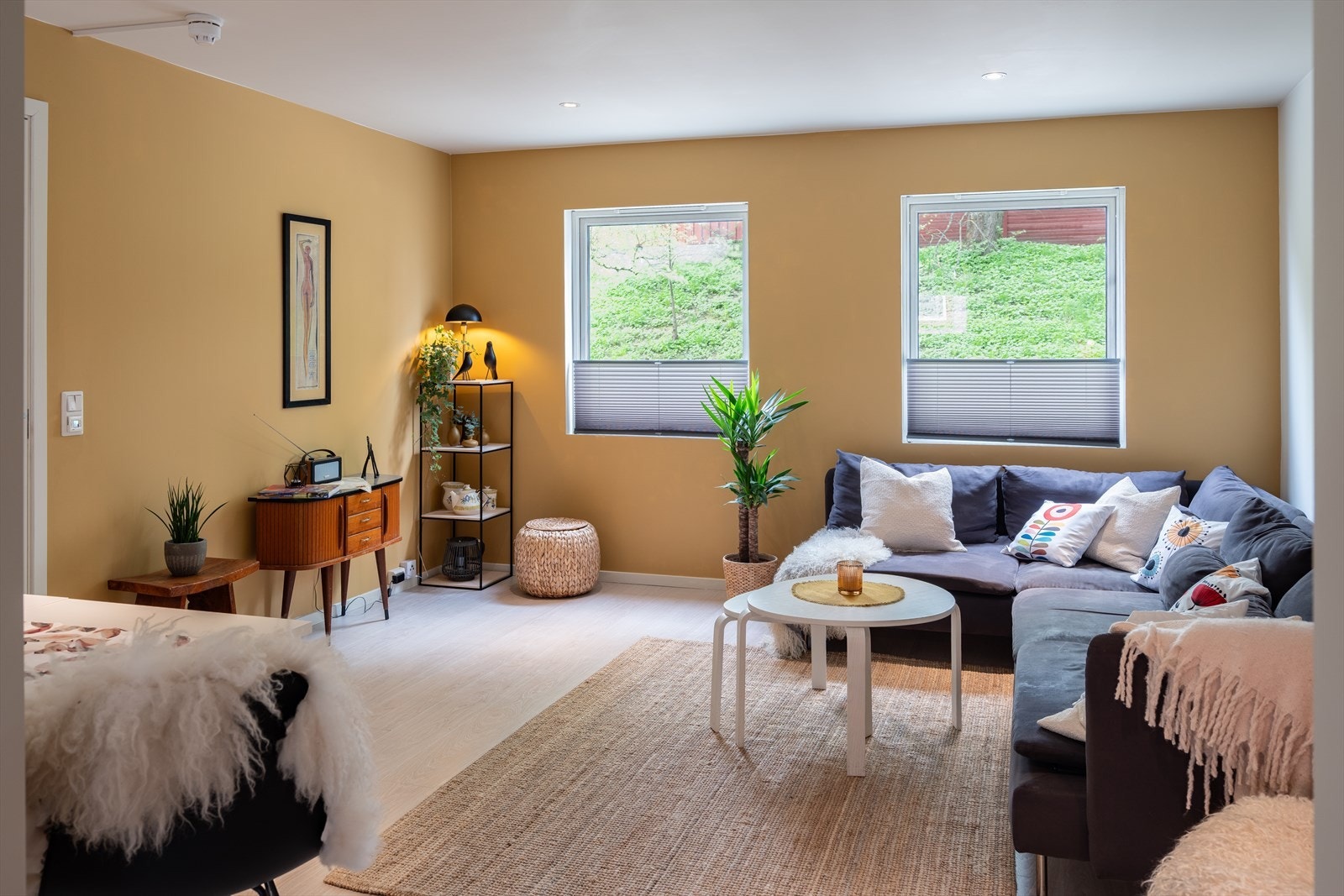 Den delvis åpne stue- kjøkkenløsningen strekker seg over hele 28,5m², noe som skaper muligheten for møblering i flere soner. Galleribilde