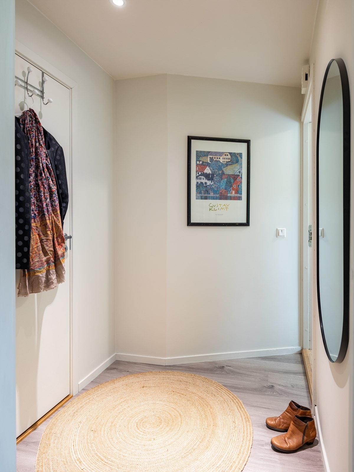Innbydende entré på 2,5m² med plass til oppbevaring av både sko og yttertøy. Galleribilde