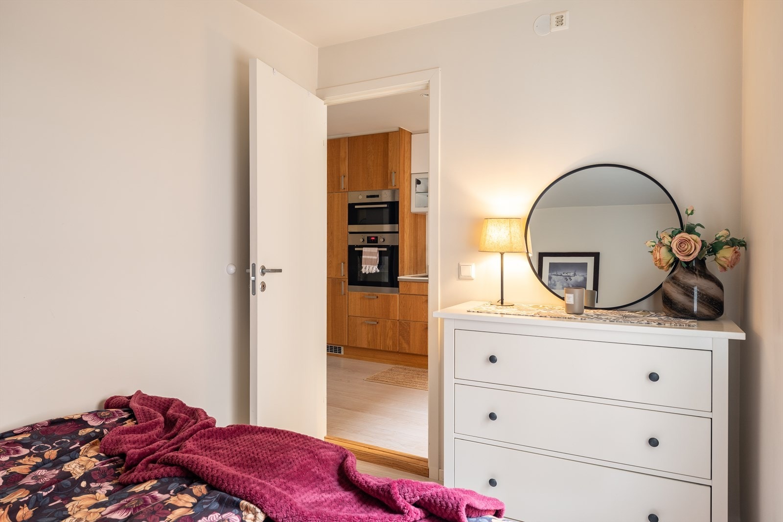 Om ønskelig er det gode muligheter for å etablere et stort garderobeskap. Galleribilde