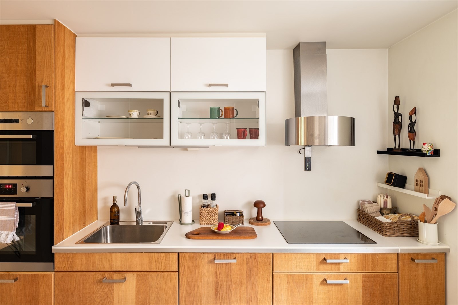 Her får du rikelig med skap- og benkeplass. I tillegg mellom kjøkken og soverom er det en stor skyvedørsgarderobe med to høye trådskuffeseksjoner og en seksjon for oppheng. Galleribilde