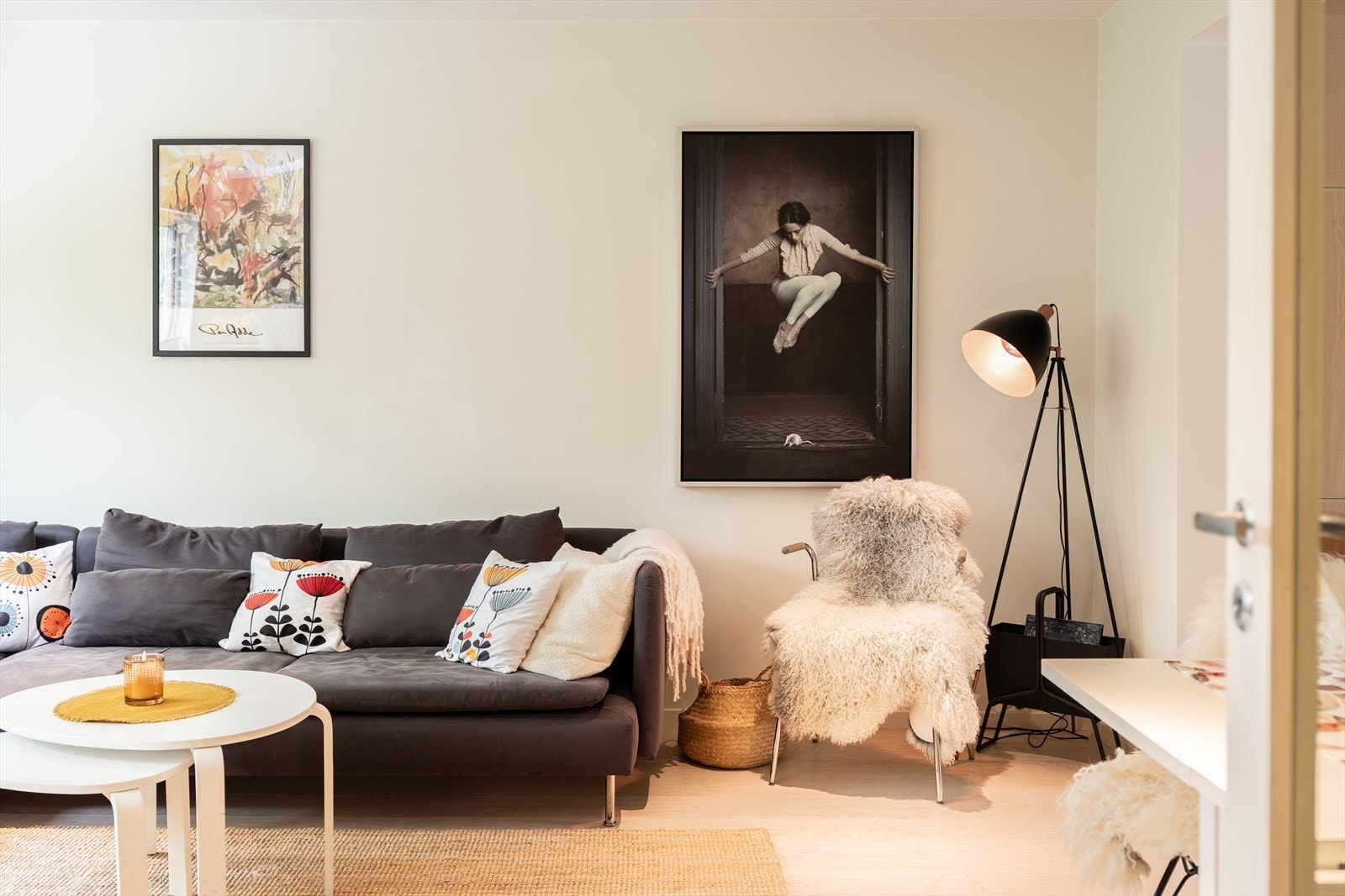 Lune fargevalg og lys fra to sider gir leiligheten en rolig og behagelig atmosfære. Det er varme i gulv på stue, kjøkken, bad og entré. Galleribilde