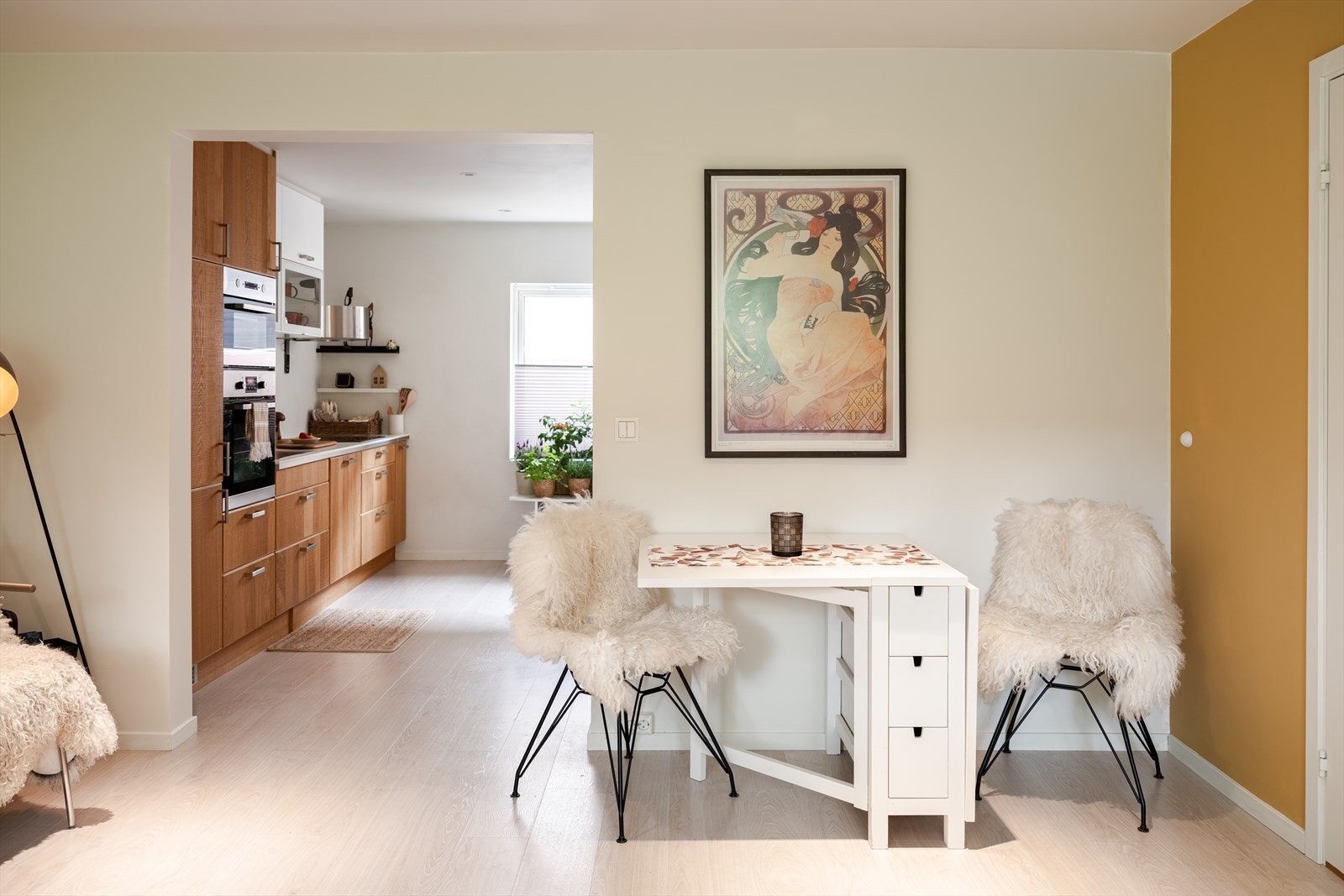 Etter dagens løsning får spiseseksjonen sin plassering mellom kjøkkenet og sofakroken. Galleribilde