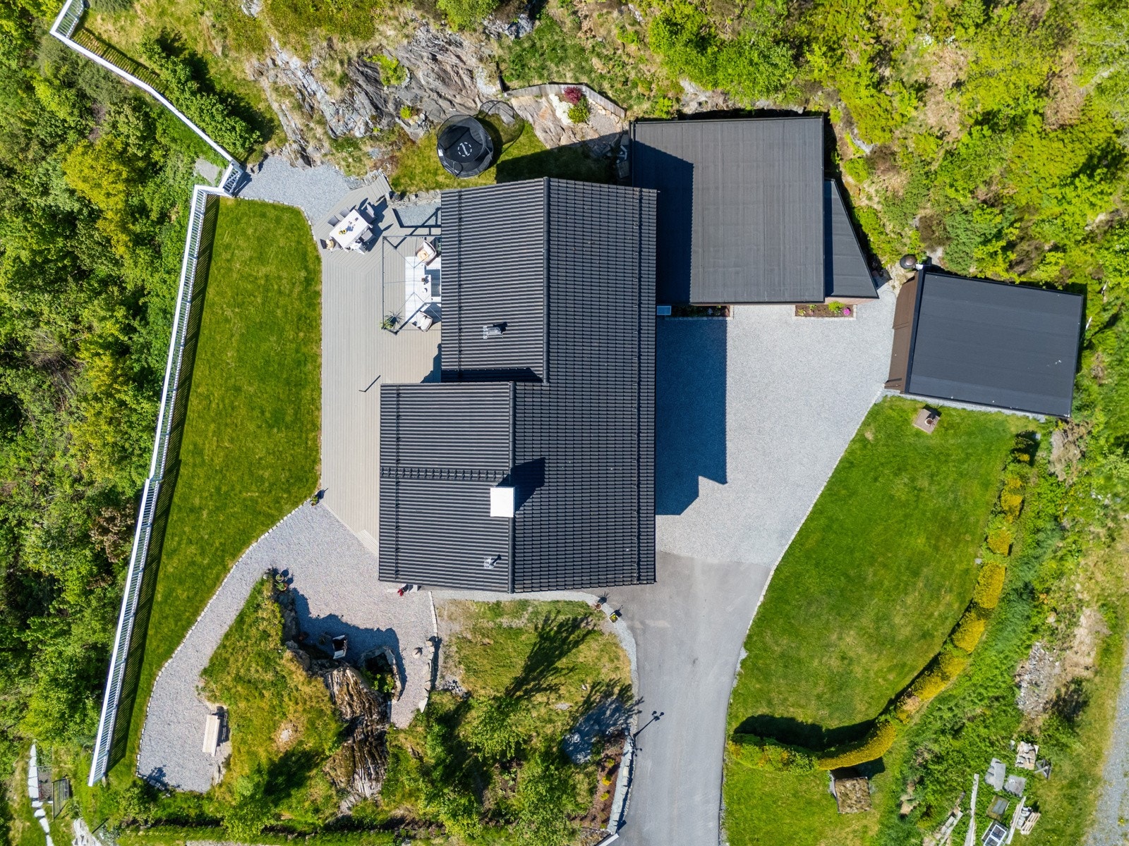 Sol har du fra kl. 06 - 22.30. Fremside (Øst) kl 0600 - 1300, (Sør) 1000 - 1500 og (Vest) 1400 - 2230. Galleribilde