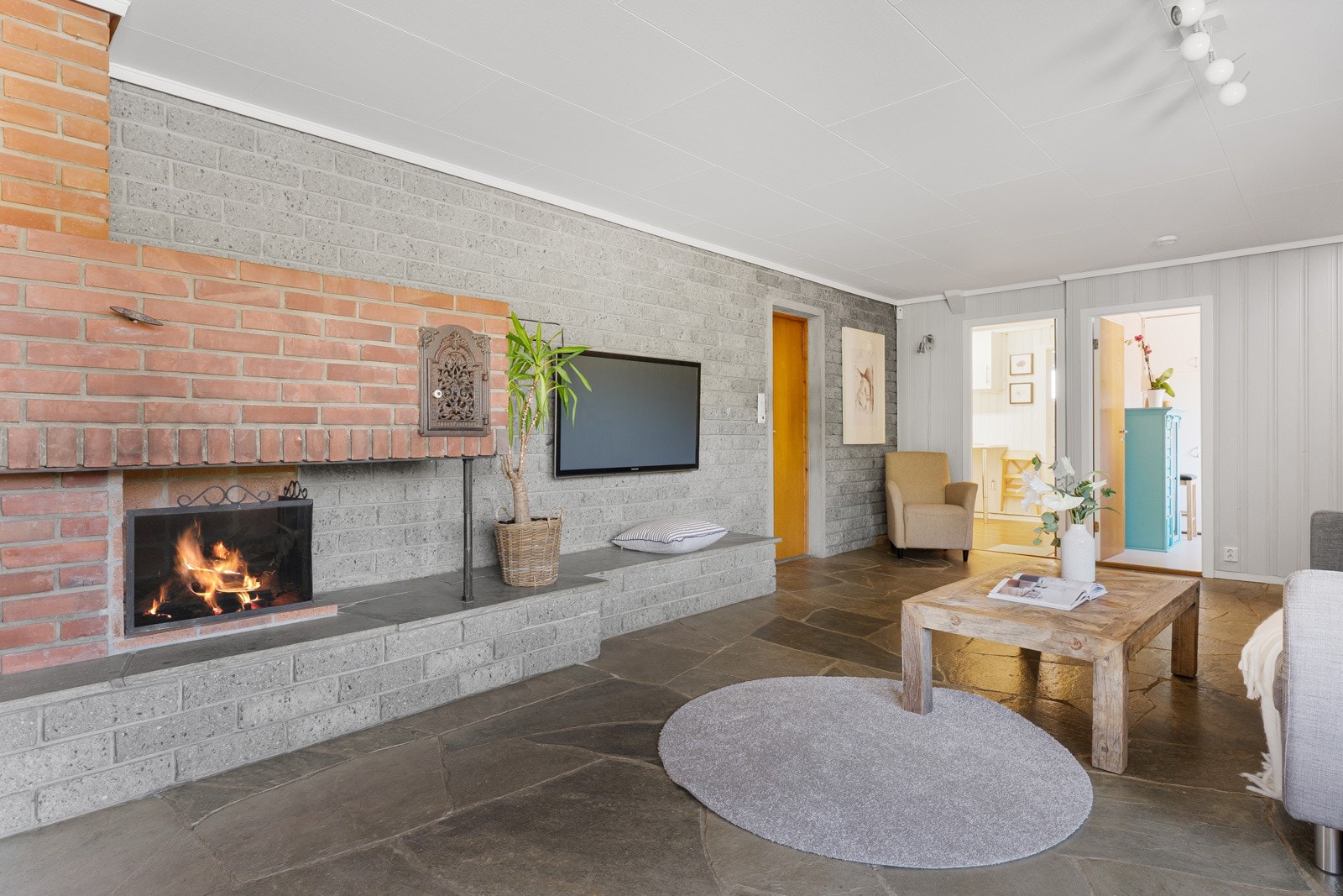 Stuen måler 35 kvm, og har varmekabler i gulv og varmepumpe. Galleribilde