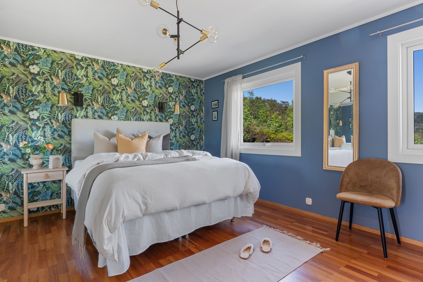 Her er det rikelig med oppbevaring i skyvedørsgarderobe. Galleribilde