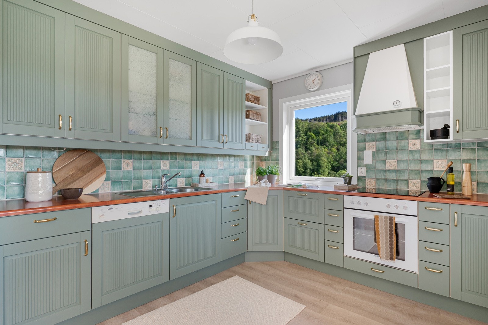 Hvitevarer medfølger salget: komfyr, oppvaskmaskin, kjøleskap og ventilator. Galleribilde