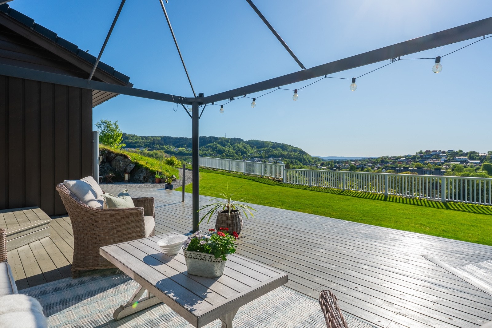 Vest-vendt terrasse på 74 kvm med utgang fra stue. Her har man sol fra ca. 14 - 22.30 midtsommers. Galleribilde