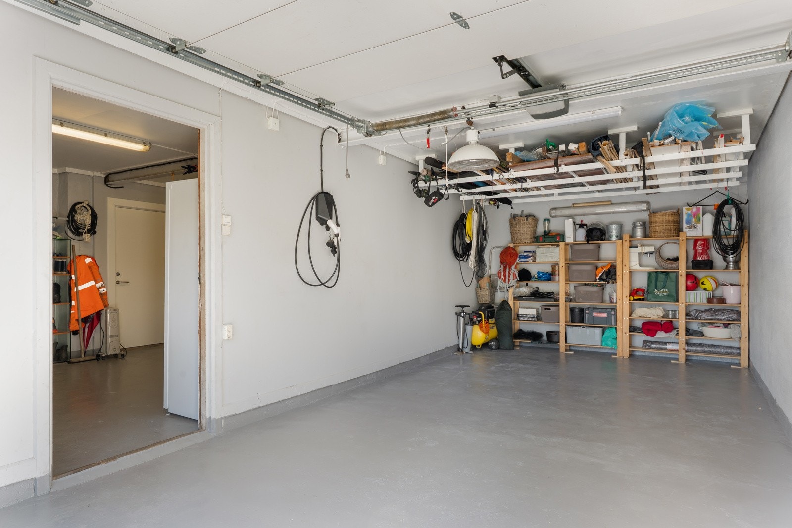 Integrert garasje med el-bil lader. Galleribilde