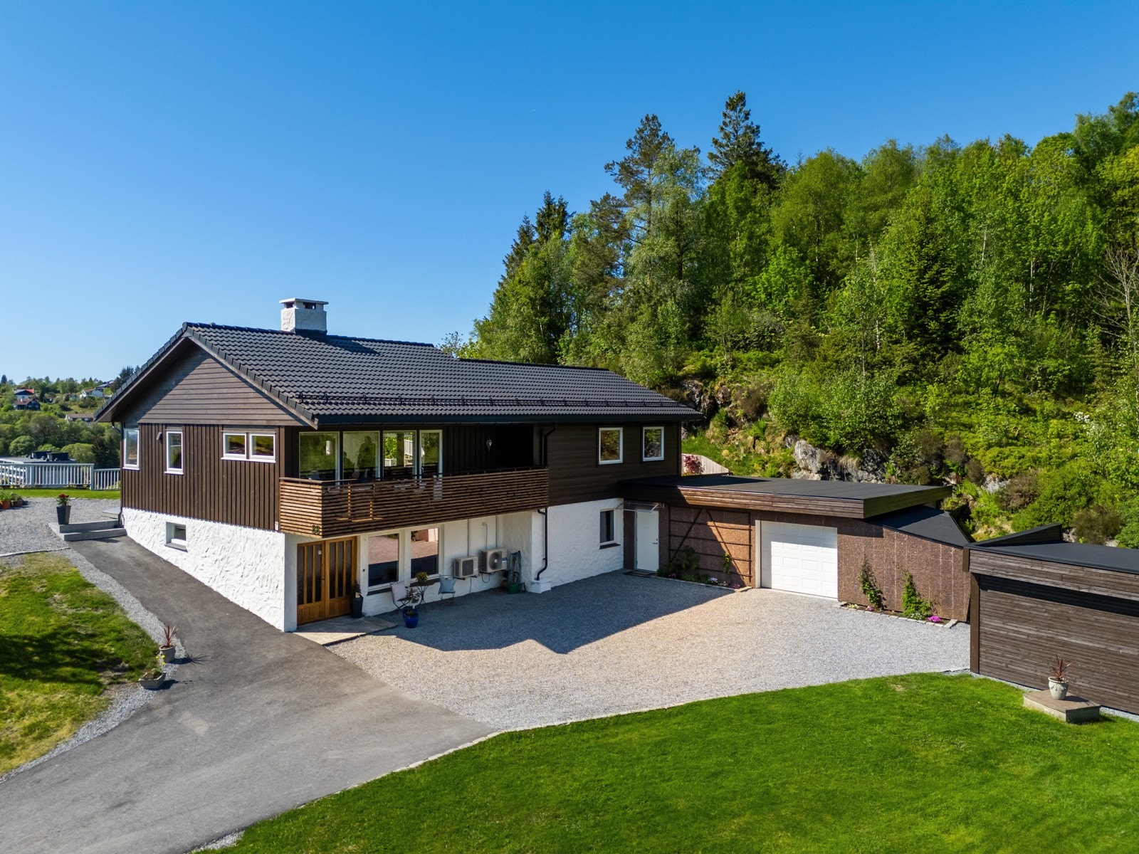 Velkommen til Totlandsvegen 88 - En praktfull & solrik beliggende eiendom med 2 garasjer og nærhet til "alt". Galleribilde