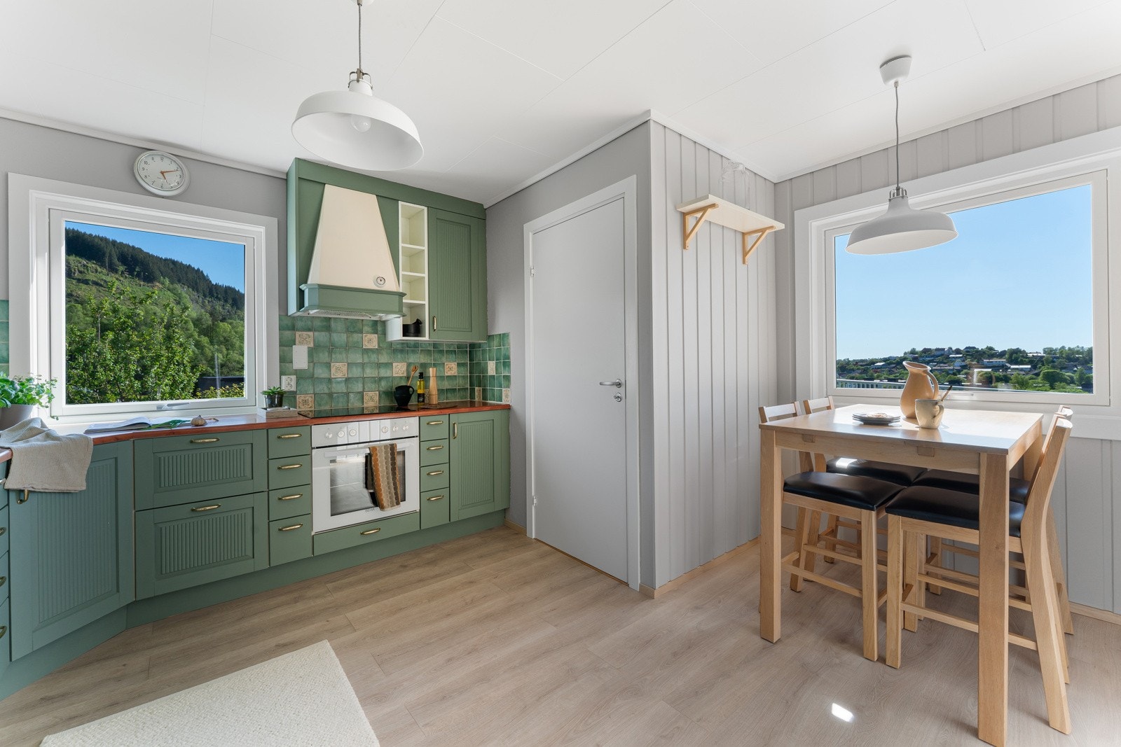 Kjøkkenet har overflate malte profilerte fronter Galleribilde