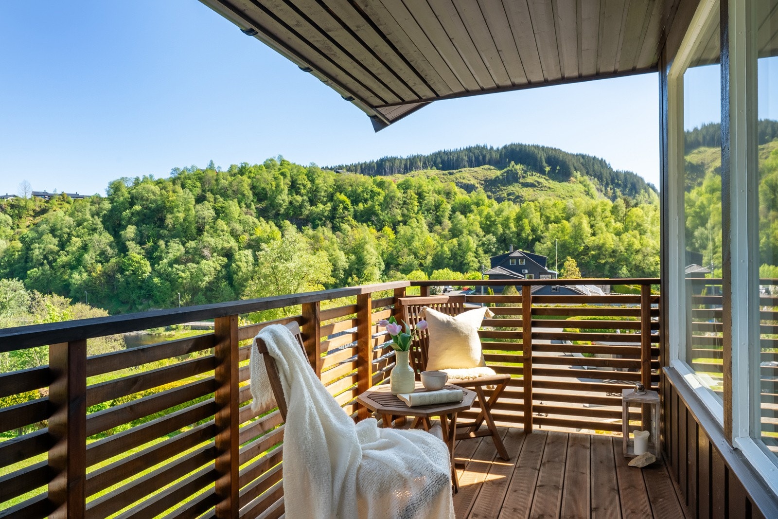 Østvendt balkong på 11 kvm. Her har man sol fra ca. 0600 ? 1300. Galleribilde