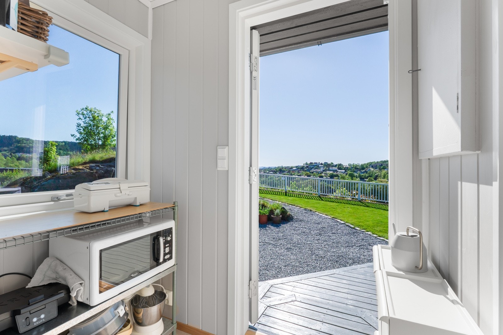 Utgang fra kjøkken via vindfagn til terrasse Galleribilde