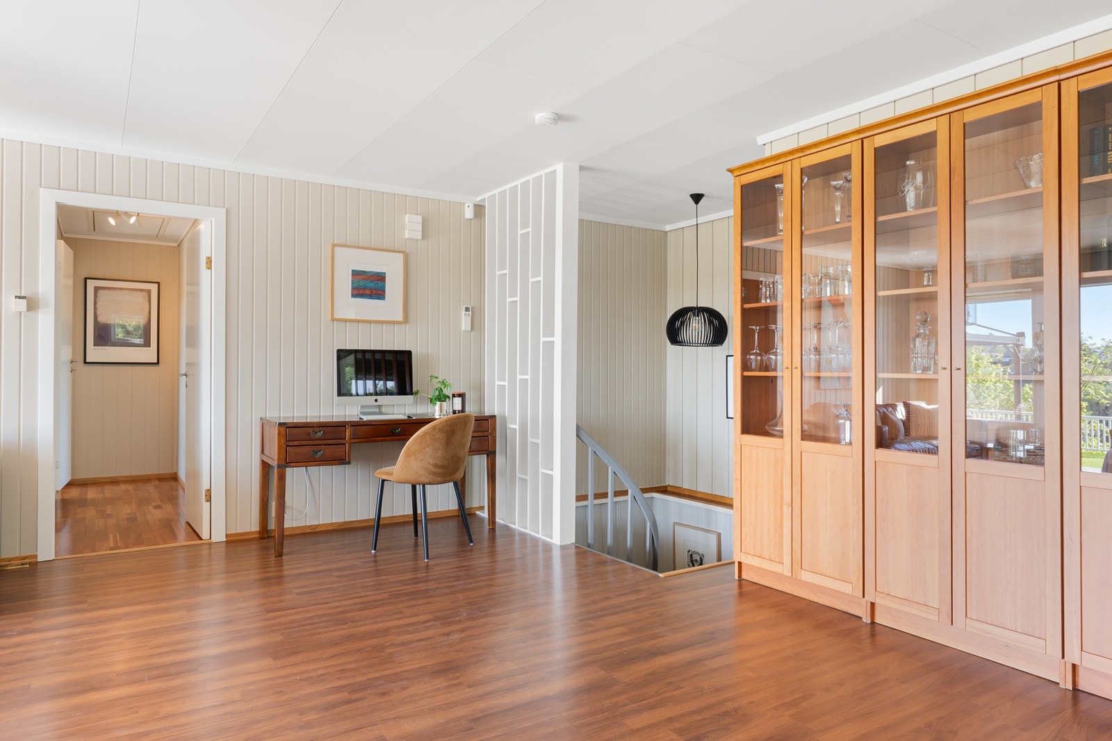 Vi går ned trappen til under etasjen. Galleribilde