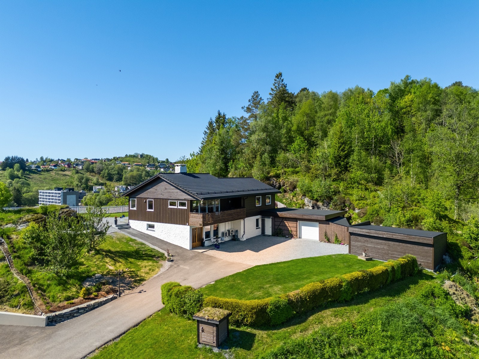 Rolige omgivelser med gang og sykkel avstand til Ulsmåg og Slåtthaug skole. Galleribilde