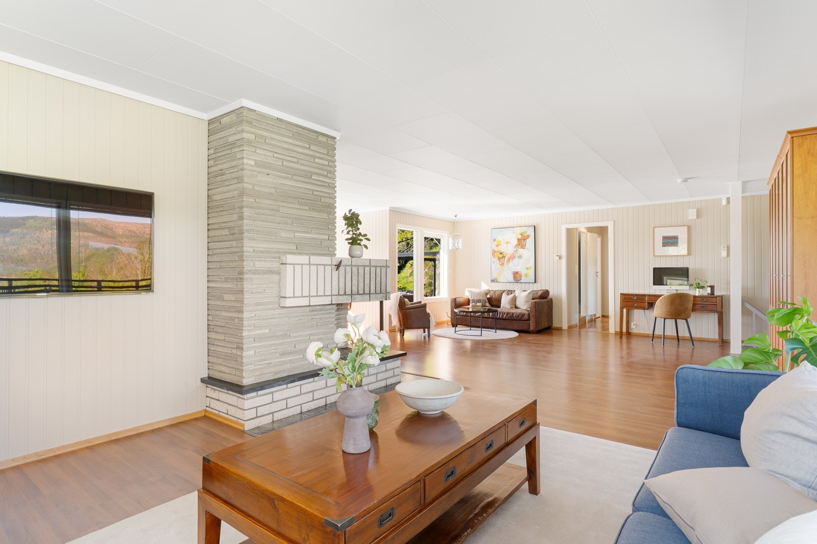 Stue/spisestue måler 61 kvm og har laminat på gulv. Galleribilde