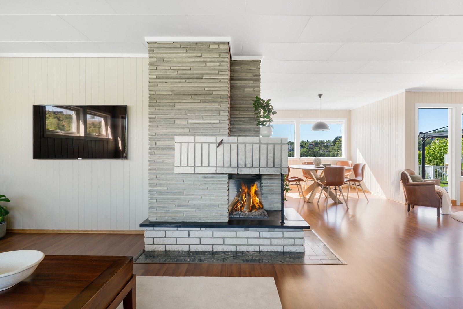 I hovedetasjen har man både varmepumpe og peis for en koselig atmosfære. Galleribilde