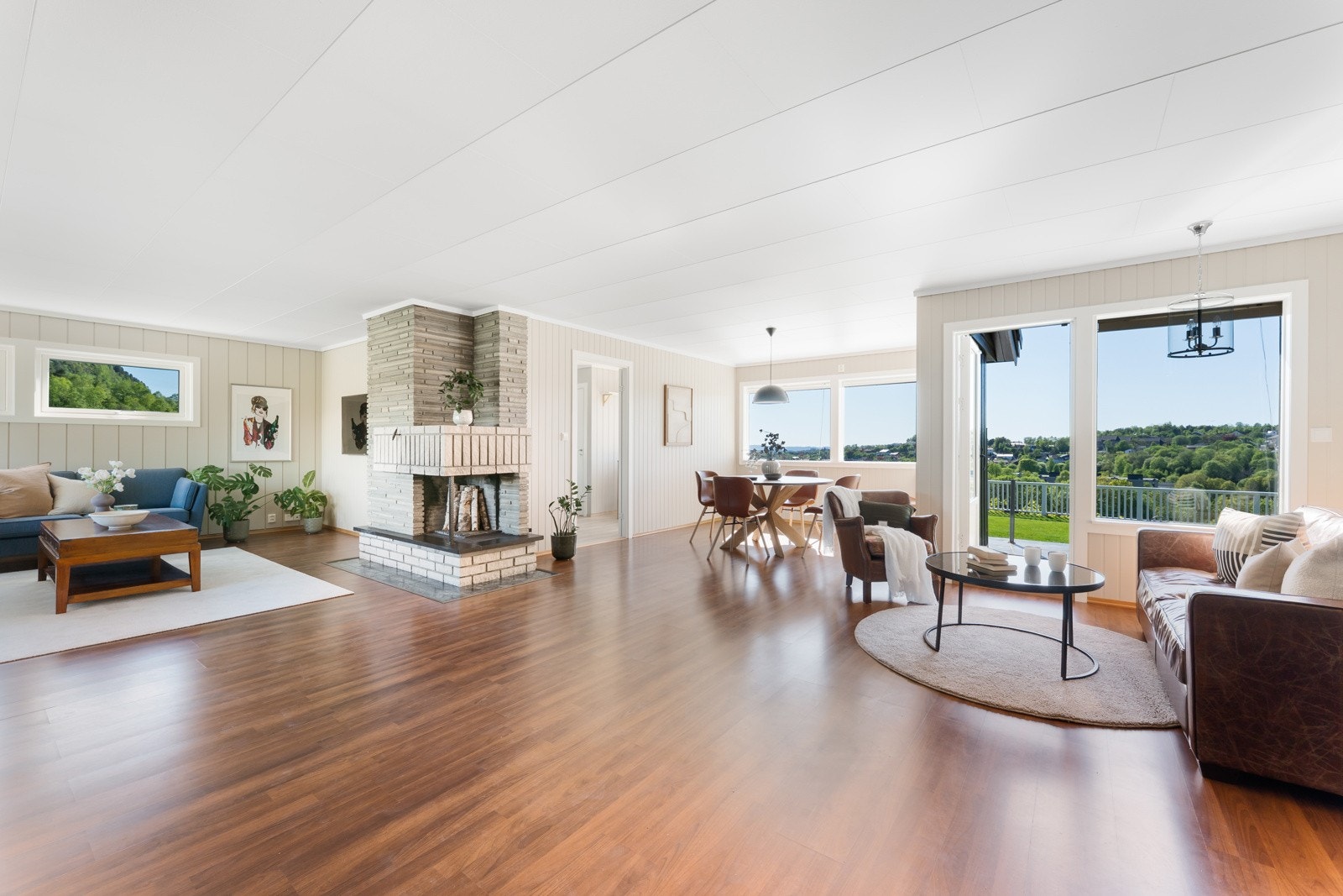 Inne har man mange møbleringssoner for tv-stue, spisebord og sosiale soner. Galleribilde