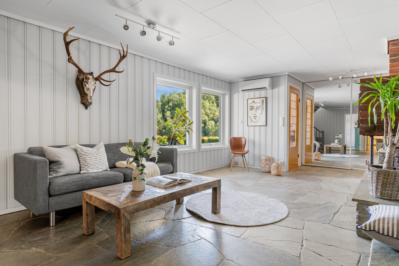 Det første vi møter er peisstuen. Her har man tilgang til hobby-rom, soverom, badstu, bad og garasje. Galleribilde