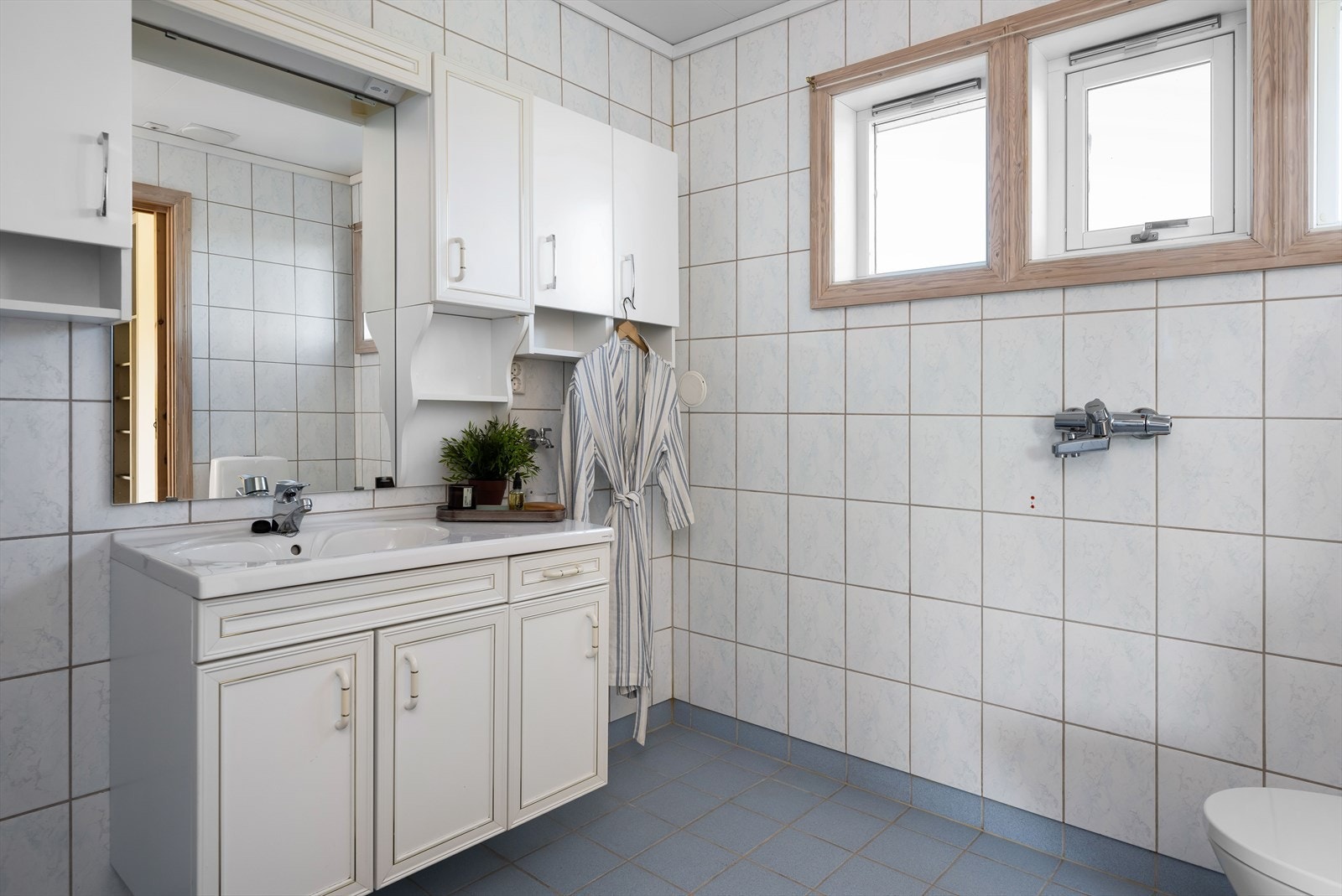 Her er badet utstyrt med toalett (defekt), servant med
innredning/speil/belysning, dusjhjørnet, opplegg for badekar og opplegg for vaskemaskin. Galleribilde