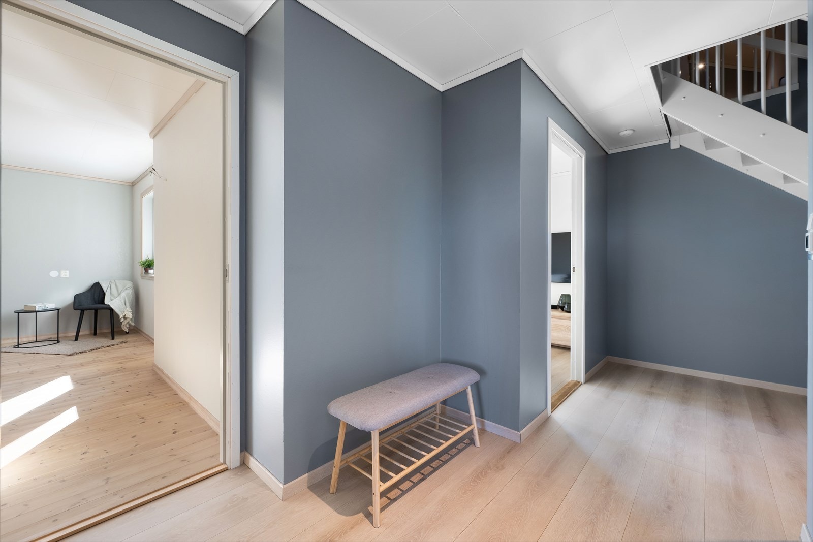 Stor gang/hall med god plass til av- og påkledning. Galleribilde