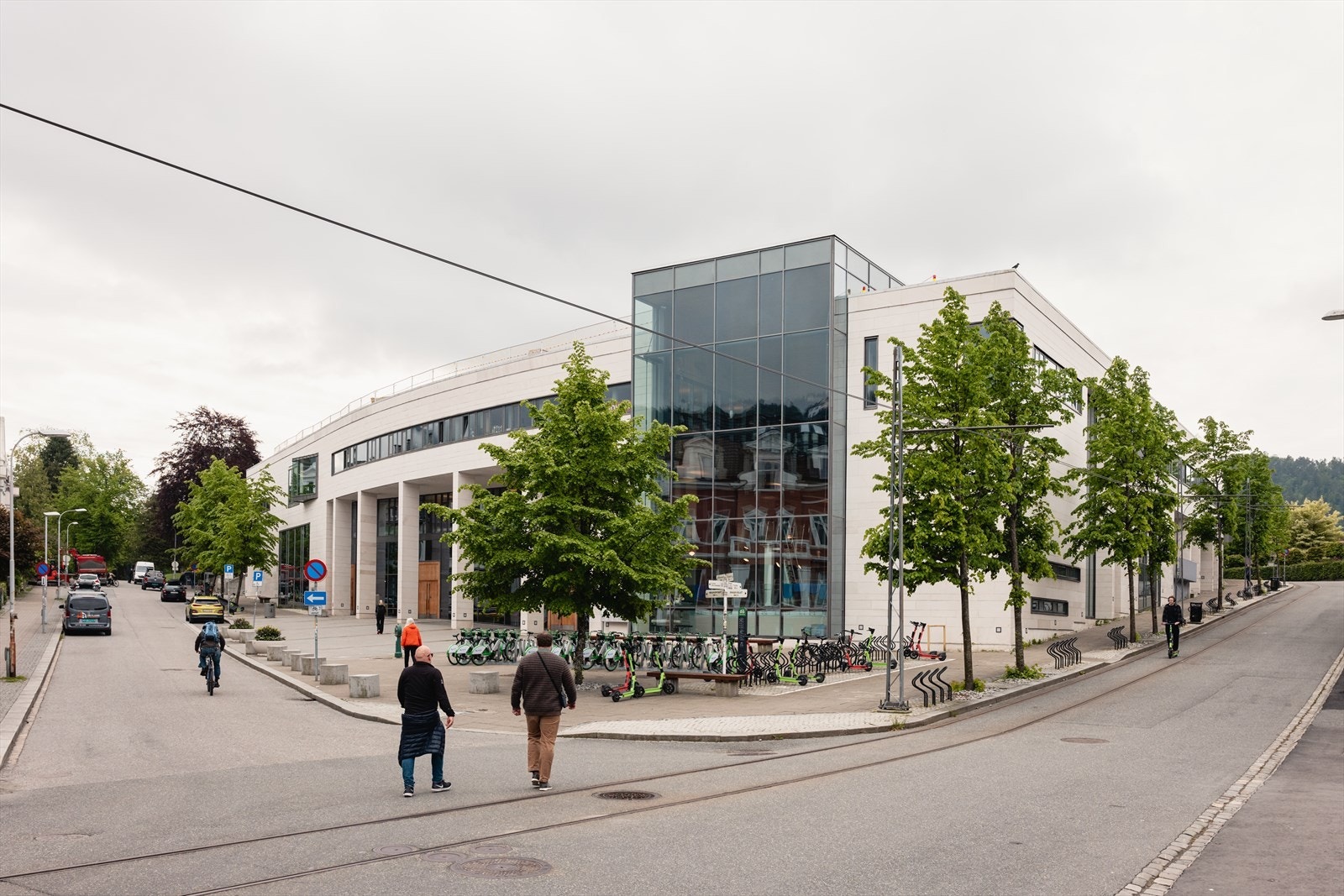 - Det er kort vei til flere studiesteder. Studentsenteret finner du bare 6 minutters gange fra leiligheten - Galleribilde