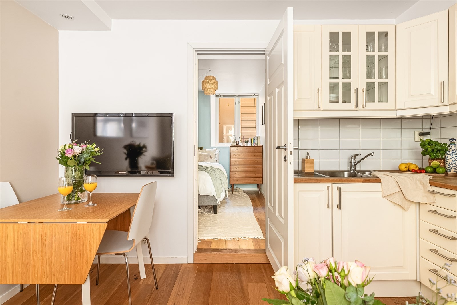 - Legg merke til downlights i tak og listefri overgang mellom vegger og tak som skaper et sømløst og moderne uttrykk - Galleribilde