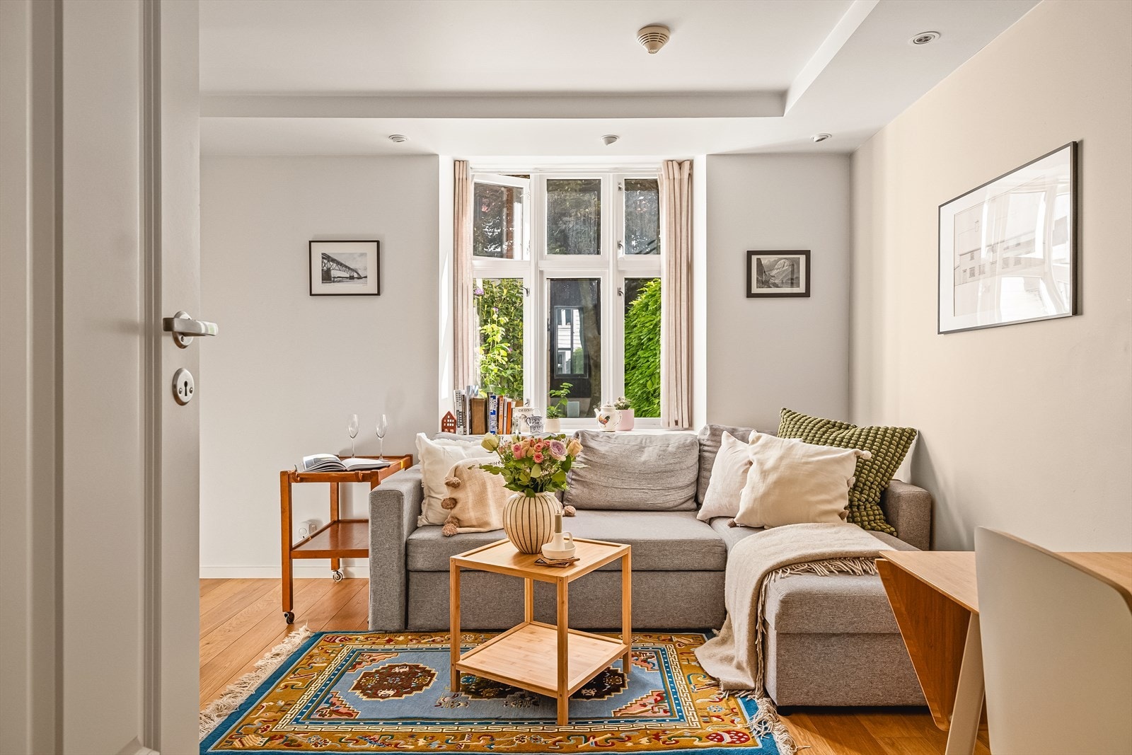 - Nydelig stue med nøytrale og moderne fargevalg. Rommet kan enkelt innredes med ønsket møblement - Galleribilde