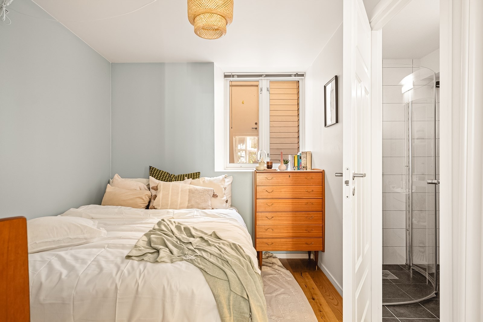 - Soverommet er vendt mot rolig bakgård - Galleribilde