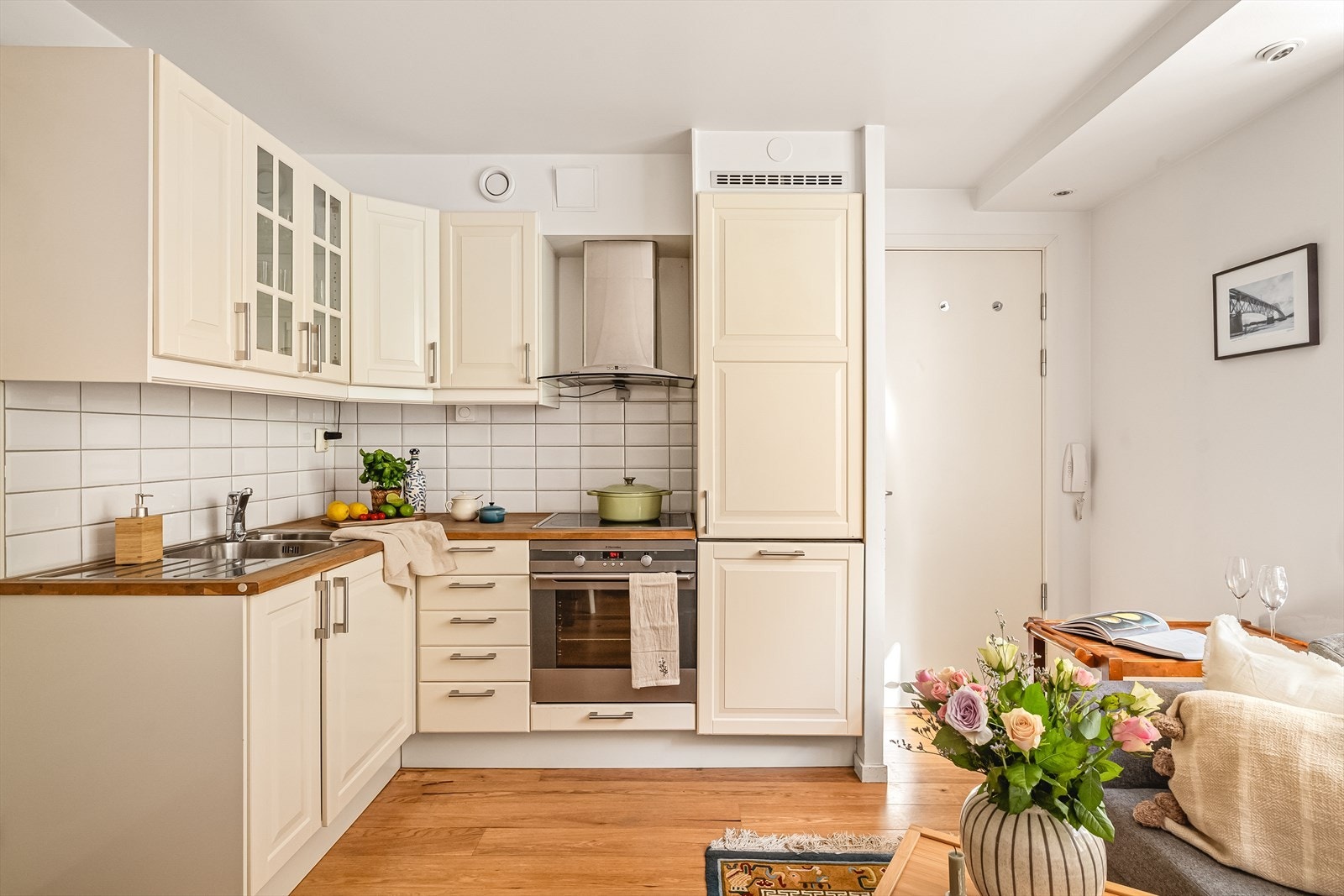 - Det er integrert keramisk platetopp, stekeovn, oppvaskmaskin og kjøleskap - Galleribilde