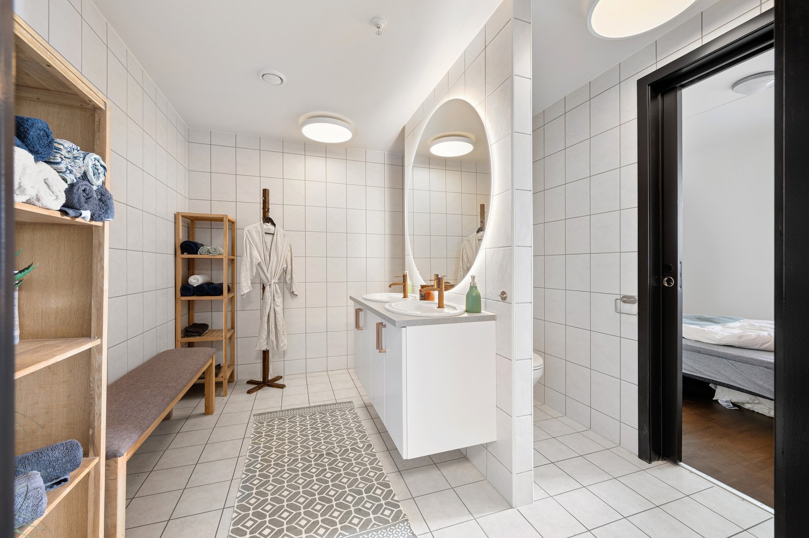 Leiligheten har to lekre bad, det første har to inngangsdører, både fra gang og via soverom Galleribilde