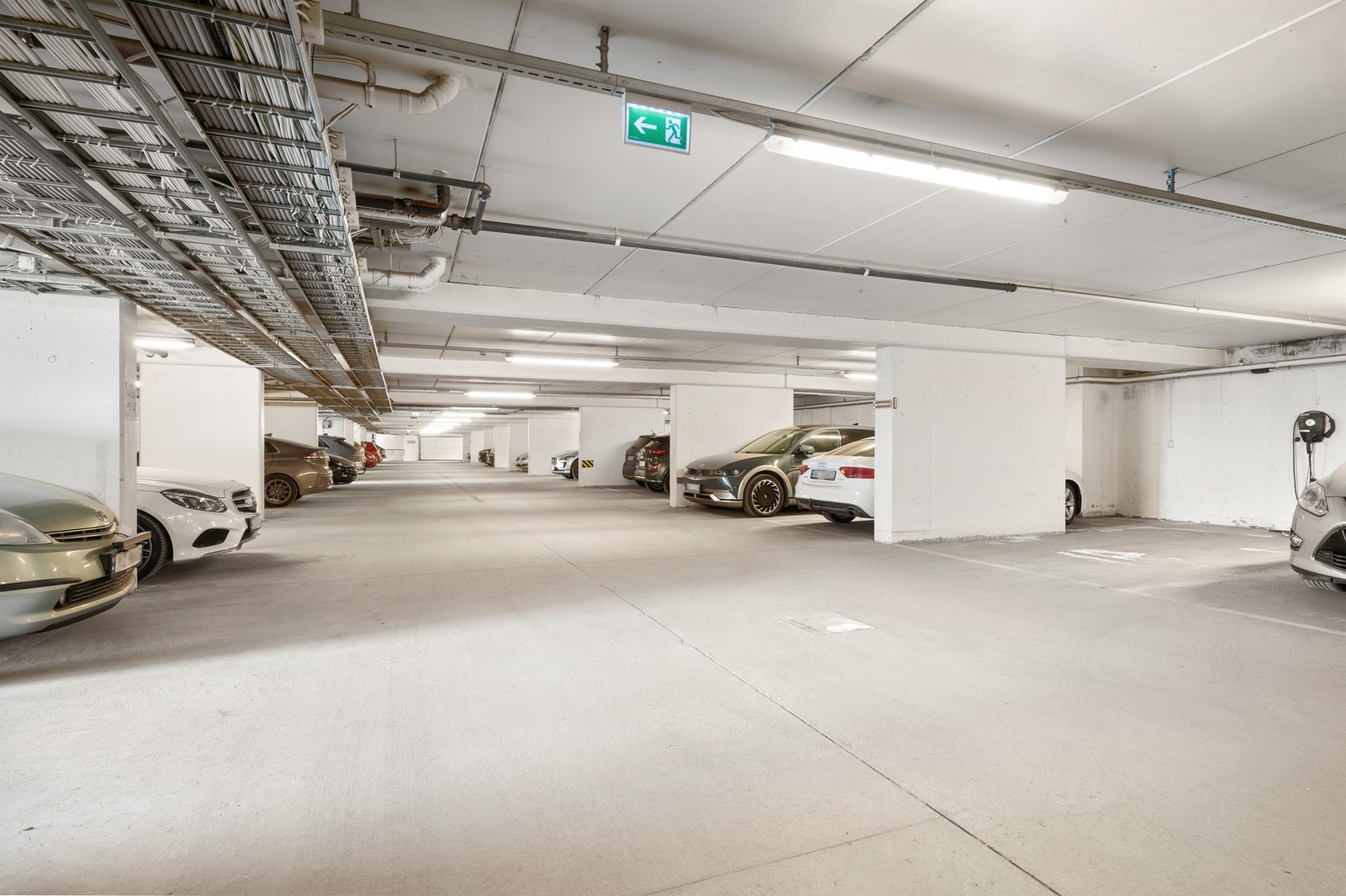 Egen garasjeplass og sportsbod i underetasje Galleribilde