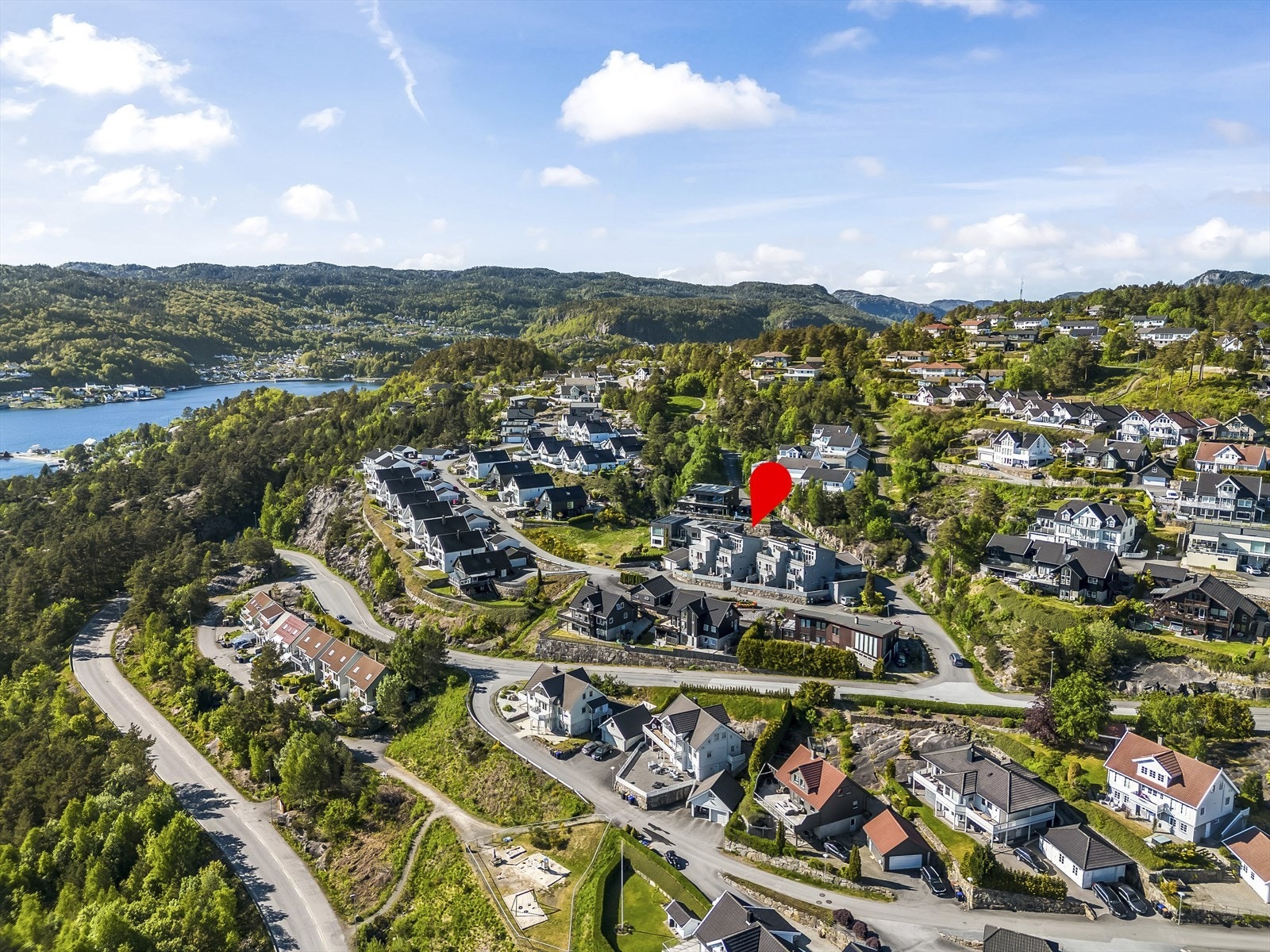 Barnevennlig område med ball- og lekeplass samt felles grillplass like i nærheten. Galleribilde