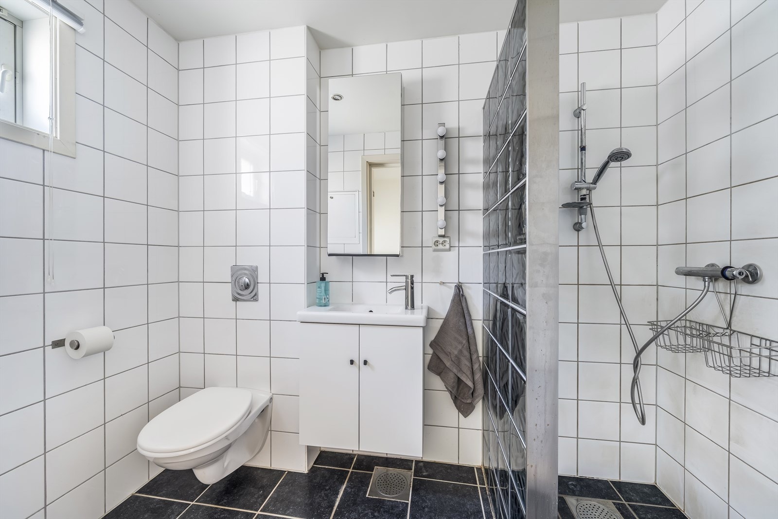 Lekkert fliselagt bad i hovedetasjen Galleribilde