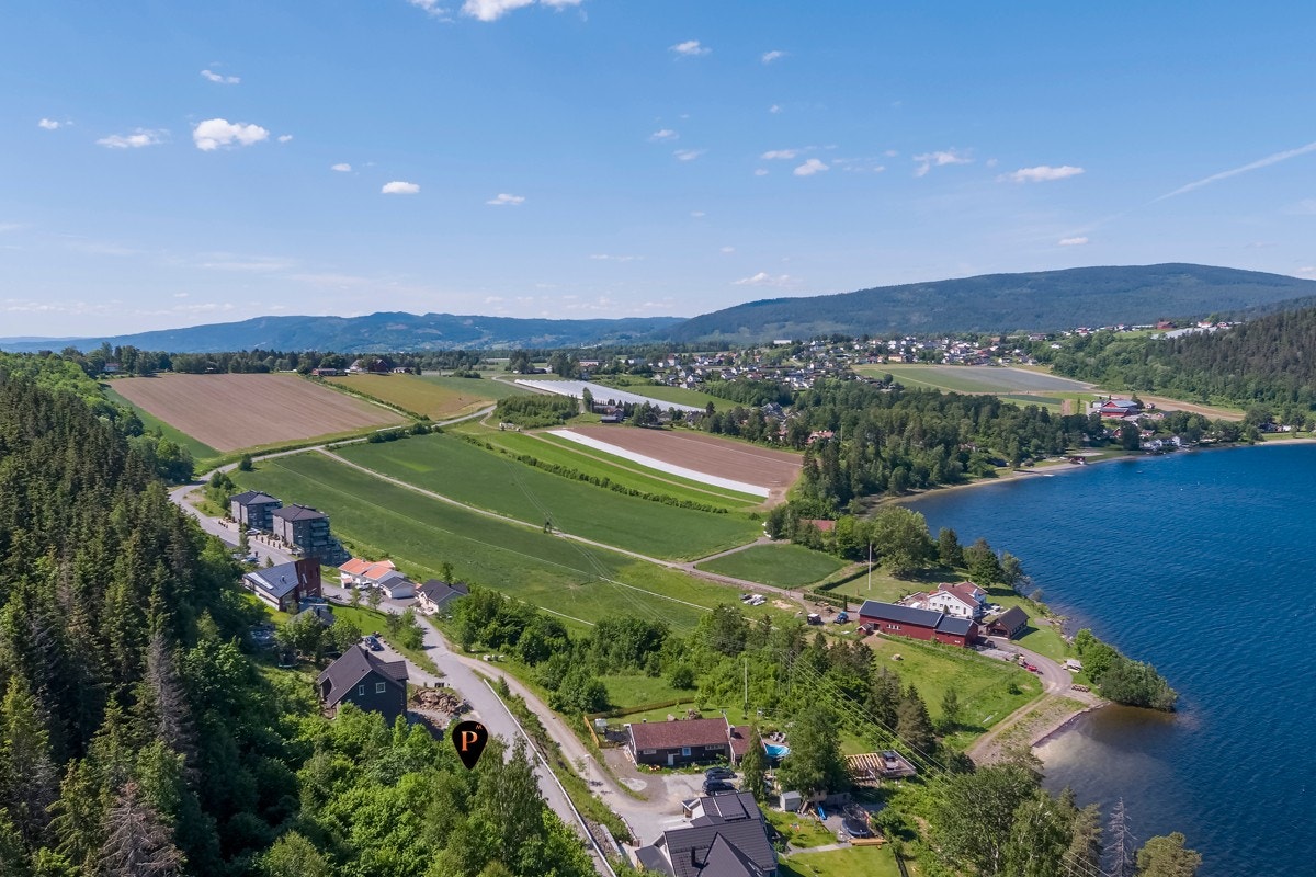 Eiendommen byr på rikelig med sol hele året og har marka og Holsfjorden som nærmeste nabo. Galleribilde