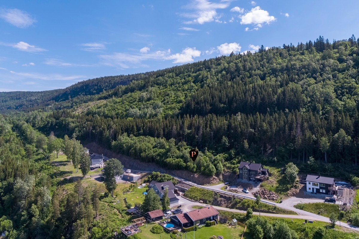 Skjæret 18 er en generøs vestvendt tomt og ligger på et høydedrag på oversiden av veien i enden av boligfeltet. Galleribilde