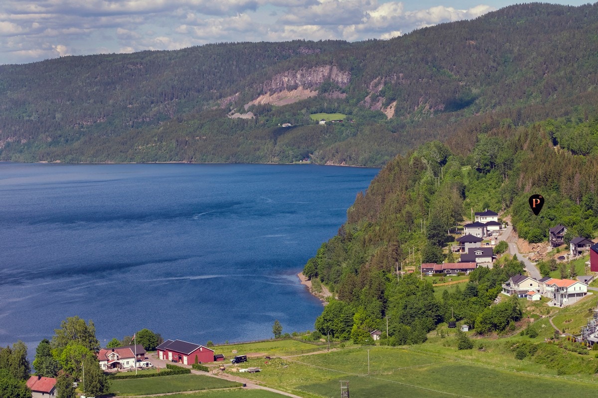 Tomten har en bra intern og skjermet beliggenhet i blindvei. Galleribilde
