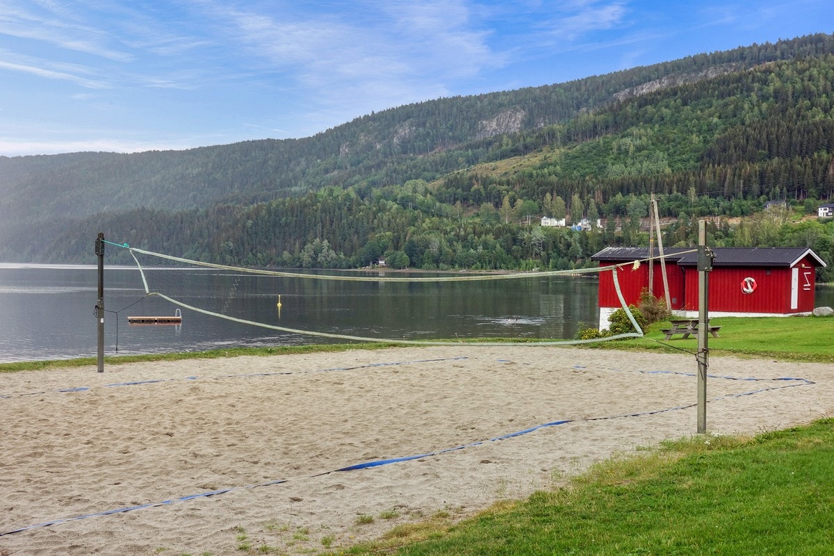 Volleyball bane ved Holsfjorden. Galleribilde
