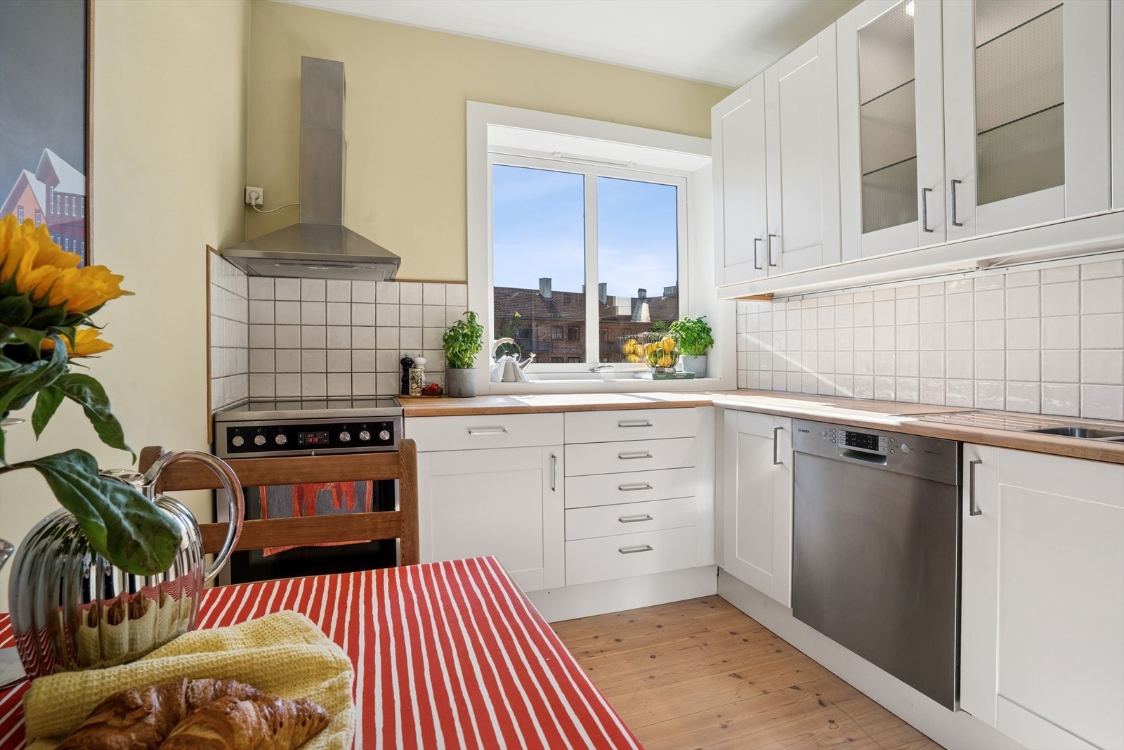 Hyggelig kjøkken med spiseplass. Galleribilde