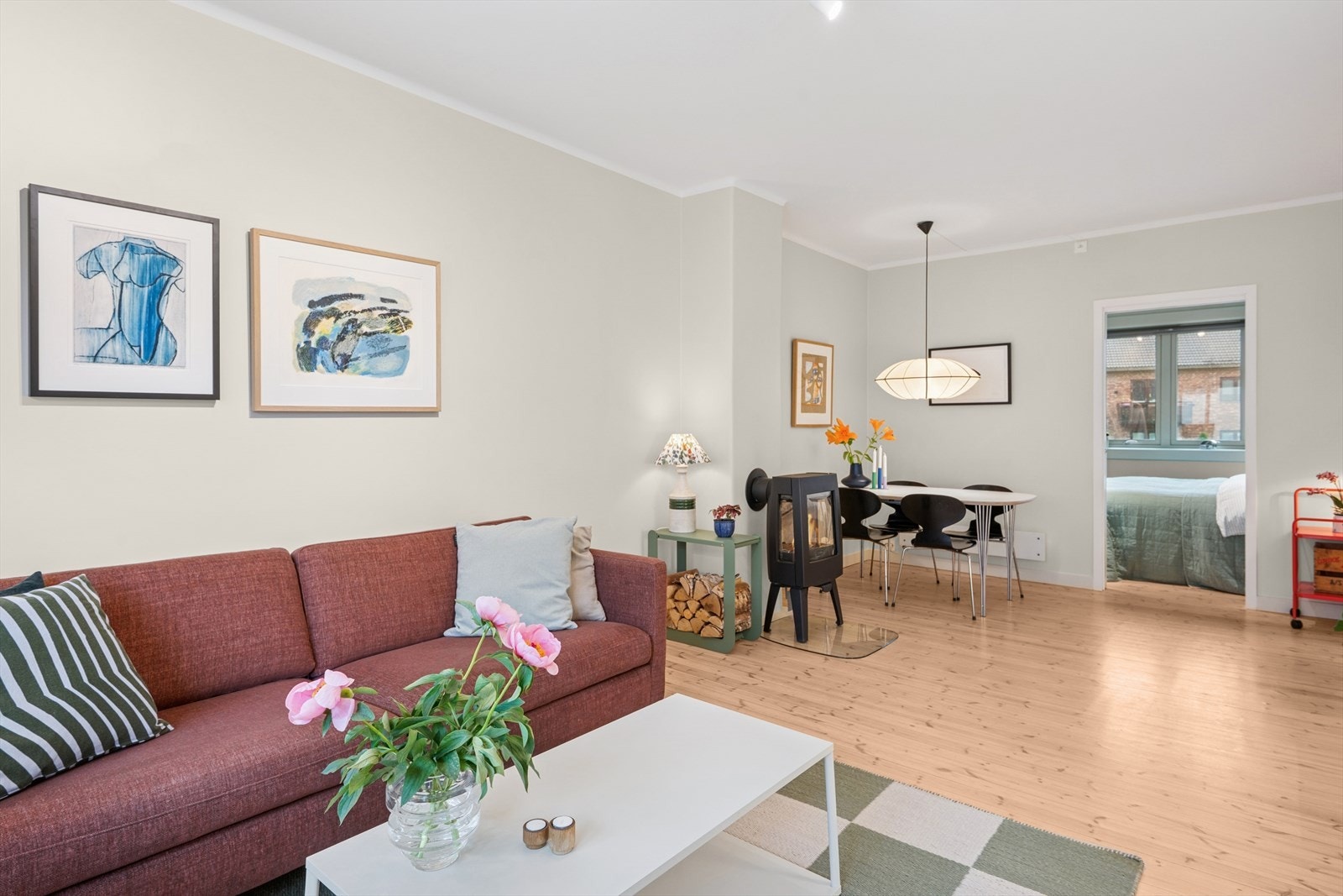 Stuen har gode møbleringsmuligheter med naturlig plass til både sofa- og spisegruppe. Galleribilde