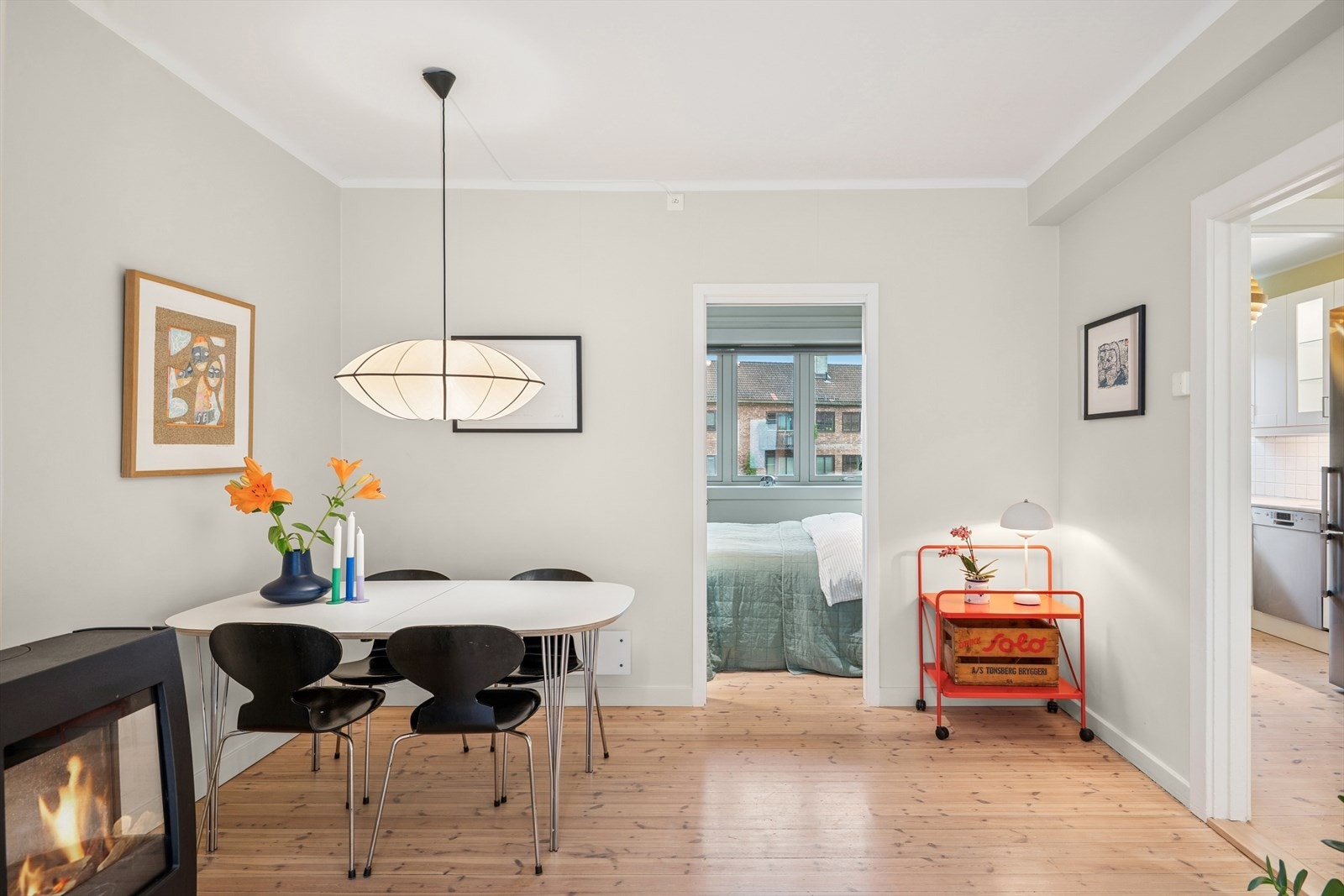 Peisen blir et naturlig skille mellom sofagruppen og spisegruppe. Galleribilde