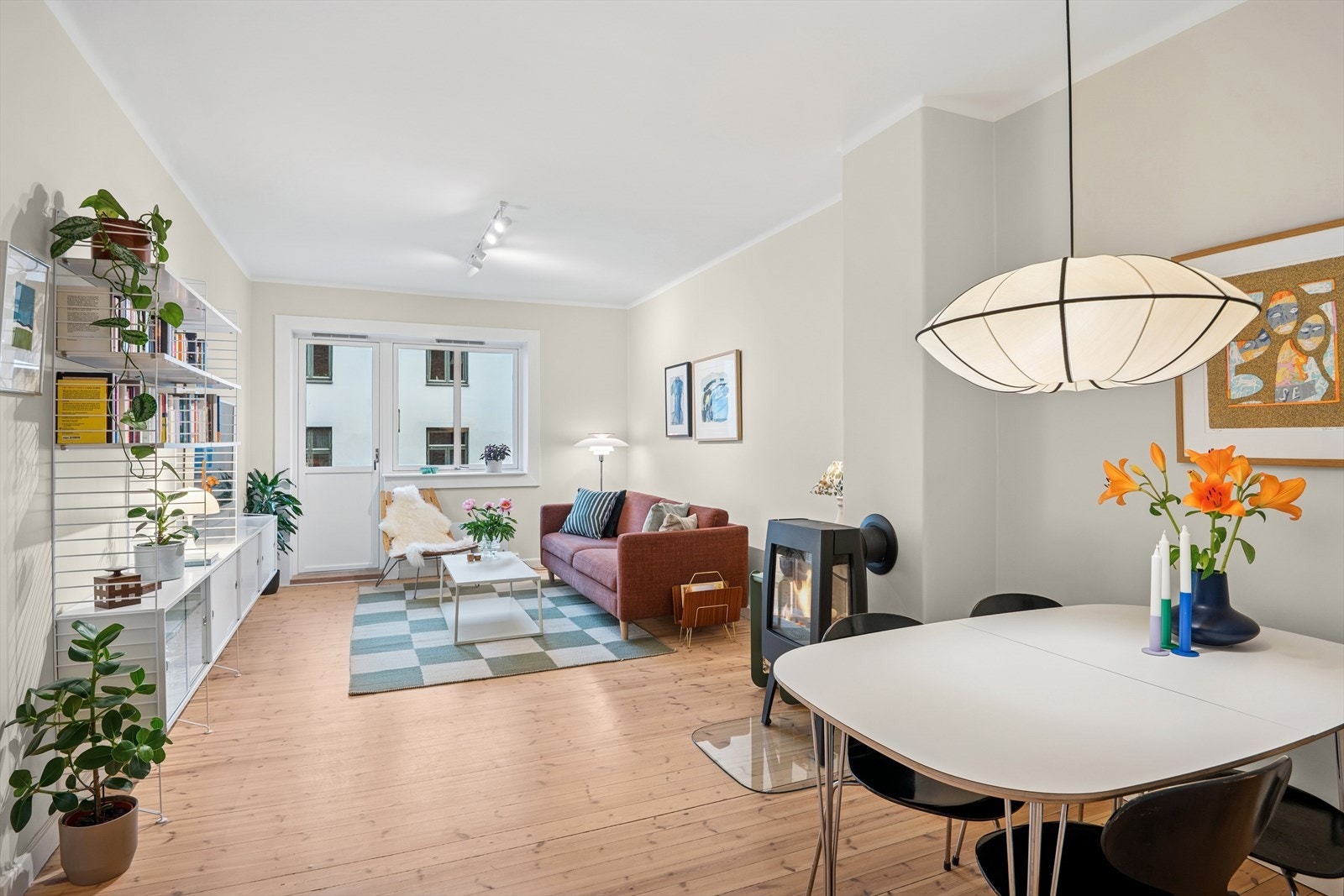 Leiligheten byr på klassiske detaljer som tregulv, peis og store vindusflater. Galleribilde