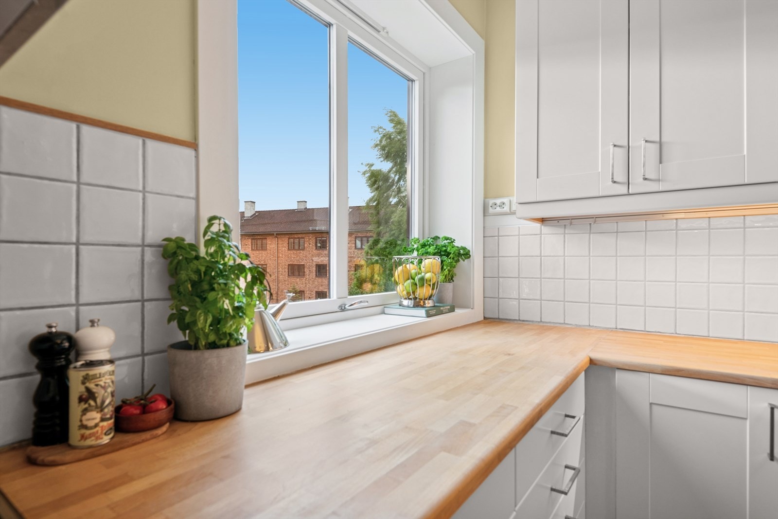 Nyslipt benkeplate og LED-lys under overskap. Galleribilde