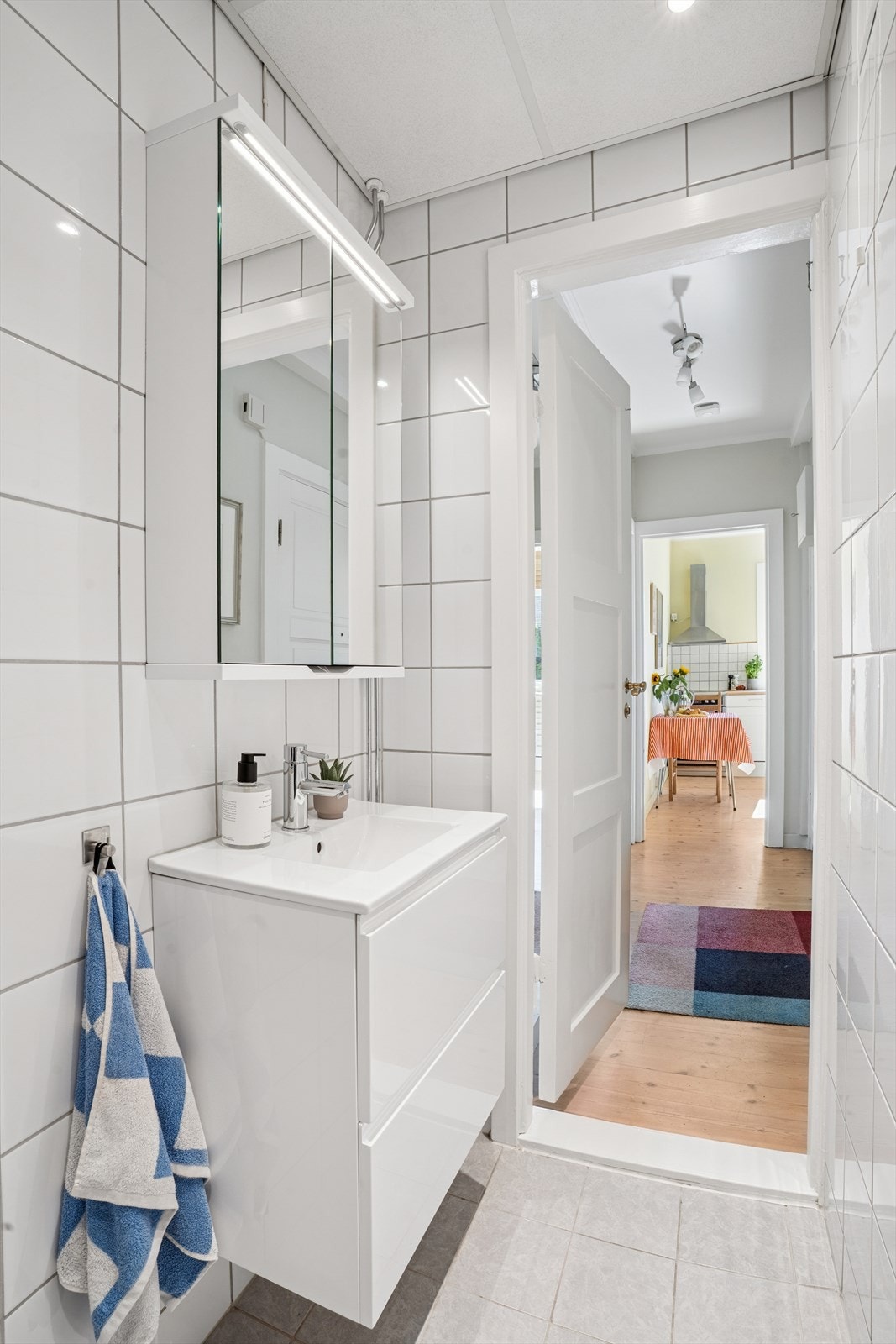 Innredningen ble byttet i 2023, med blant annet praktiske foldbare dusjdører, speilskap med ledbelysning og servant med god oppbevaringsplass. Galleribilde