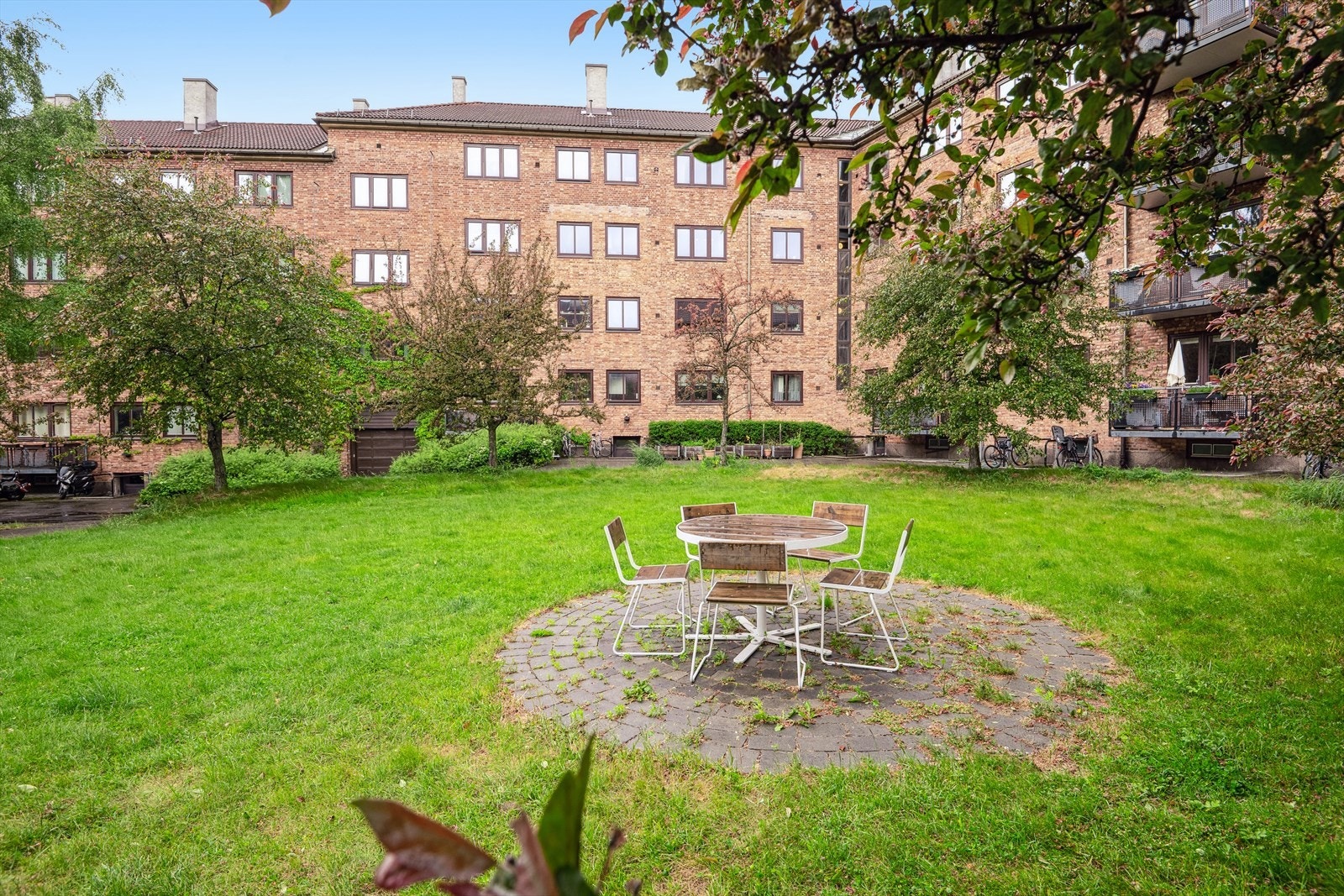 Idyllisk bakgård med koselige fellesarealer. Galleribilde